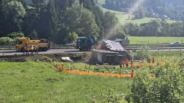 Ein Tiertransporter kippte in Liezen um, mehrere Tiere verendeten.  | Foto: BFV Liezen/BI Ronald Haider