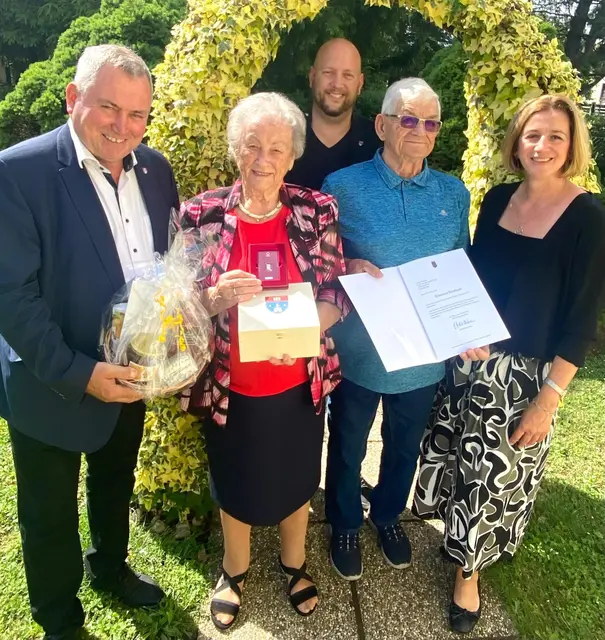 Bürgermeister Bernhard Karnthaler, Ingeburg und Leopold Lang, Mag. Nina Püchl und GGR David Diabl. | Foto: Gemeinde Lanzenkirchen