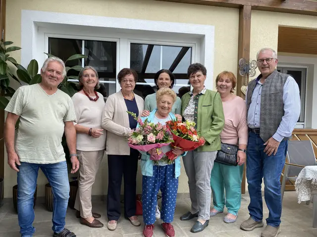 Karl Reiter, Ilse Peter, Martha Mantler, Gabriele Reiter, Jubilarin Maria Reiter, Maria Prantner, Evelyne Triska, Bgm. Franz Dam. | Foto: Marktgemeinde Absdorf
