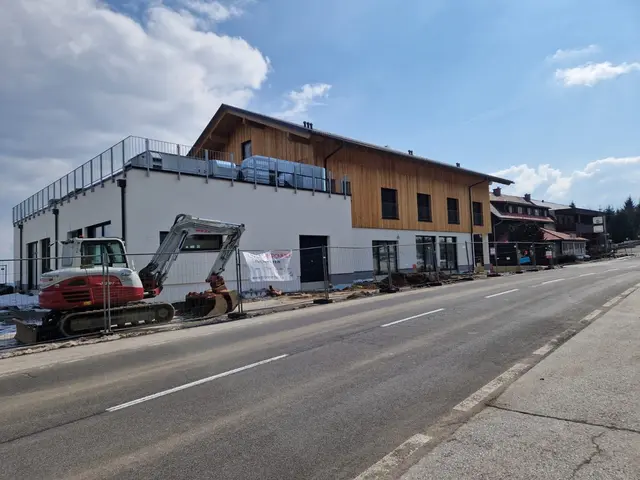 Die letzten Bauarbeiten laufen noch, aber es wird alles rechtzeitig fertig. | Foto: Gemeinde Hirschegg-Pack
