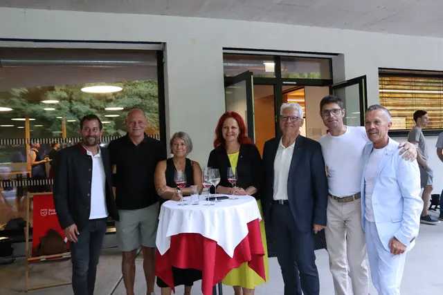 Thomas Rudig (Direktor-Stv. TFBS Landeck) mit Markus Noppeney, Martina Bombardelli (Direktorin TFBS Landeck), Landesrätin Cornelia Hagele, Bezirkshauptmann Siegmund Geiger, Michael Gitterle (Obmann WK Landeck) und Otmar Ladner (Bezirksstellenleiter WK Landeck).  | Foto: Elisabeth Zangerl