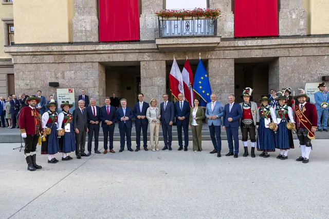 VertreterInnen der Schützenkompanie Grinzens (links) und der Bundesmusikkapelle Grinzens (rechts) mit den Landeshauptleuten. | Foto: Hassl