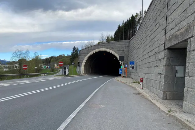 Im Schönbergtunnel kommt ein Motorradfahrer von der Fahrbahn ab und kollidiert mit der Tunnelwand.  | Foto: Land Salzburg/Melanie Hutter