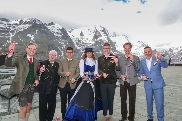 Feierliche Banddurchschneidung zur Eröffnung der neuen Ausstellung „Gipfeltreffen Eurer Majestäten“ auf der Kaiser-Franz-Josefs-Höhe. (v.l.n.r.:). Johannes Hörl (Vorstand Großglockner Hochalpenstraßen AG), Markus Emanuel Salvator von Habsburg-Lothringen (Urenkel von Kaiser Franz Joseph I und Kaiserin Elisabeth), LH-Stv. Martin Gruber (Land Kärnten), Andrea vom Heimatwerk Salzburg mit den „Dirndl Kaiserblick“, LR Maximilian Aigner (Land Salzburg), Martin Lackner (Bürgermeister Gemeinde Heiligenblut am Großglockner) und Klaus Panholzer (Geschäftsführer Schönbrunn Group und Präsident Austrian Leading Sights) | Foto: grossglockner.at / Franz Neumayr