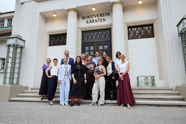 LHStv.in Gaby Schaunig im Kreis der Kunstschaffenden, Mitwirkenden und Sponsorinnen und Sponsoren. | Foto: GALERIE3/Johannes Puch