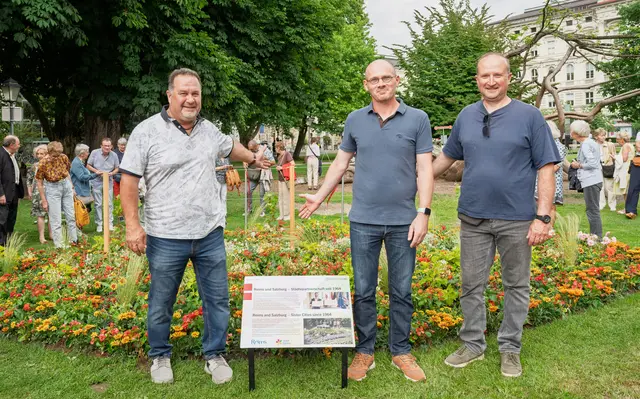Im Mittelpunkt des Besuchs steht ein gemeinsames Projekt der Stadtgärten beider Städte: Zwei Gärtner aus Reims bepflanzen gemeinsam mit den Salzburger Stadtgärtnern ein Beet im Kurgarten. | Foto: Stadt Salzburg/Alexander Killer
