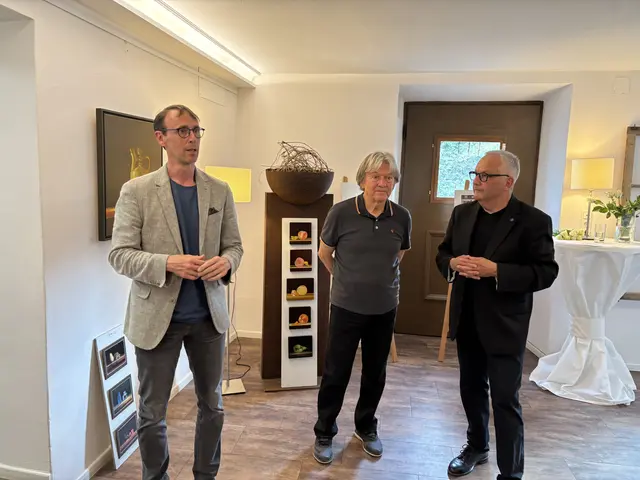 Bgm. Günter Salchner, Künstler Tomislav Paunkovic und Kulturausschuss-Obmann Robert Pacher (v.l.). | Foto: MeinBezirk