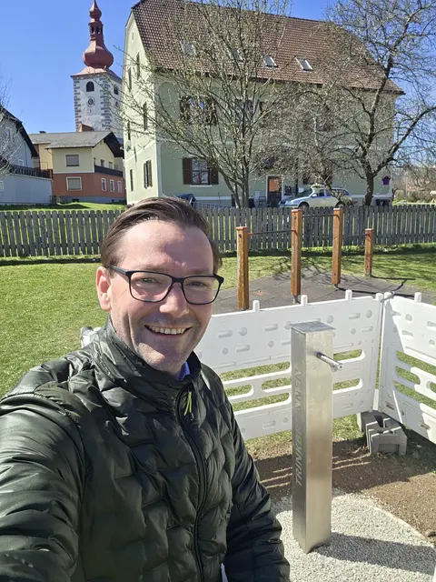 Das Gemeindeoberhaupt mit dem neue Trinkbrunnen am Spielplatz Edelschrott | Foto: Georg Preßler
