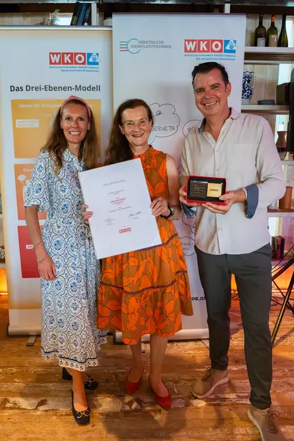 Gabriela Eckelt, Wolfern, Ehrung für 25 Jahre Selbständigkeit. Fachgruppengeschäftsführerin Monika Nowotny (l.), Fachgruppenobmann Michael Stingeder (r.). | Foto: Florian Berger