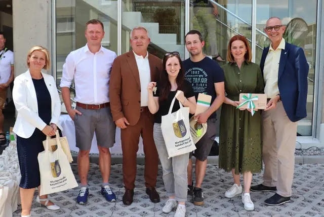 Stefanie Unger und Christopher Prem mit Sabine Jakubzig (li), Michael Konrad, Manfred Komericky, Simone Schmiedtbauer und Christian Krainer bei der Schlüsselübergabe.  | Foto: Edith Ertl