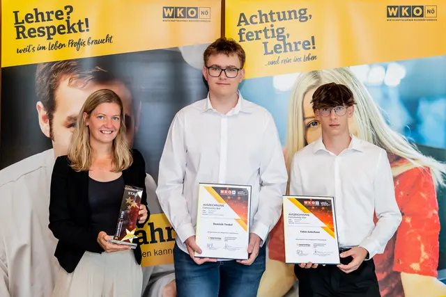 Lehrlingsbeauftragte Constantia Teich GmbH, Karina Wagner, und die siegreichen Nachwuchskräfte Dominik Teubel und Fabio Zulechner.
 | Foto: David Schreiber