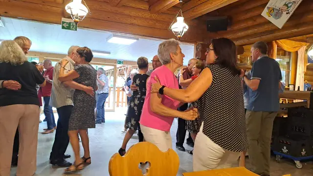 Der Saal war auch dieses Mal gut gefüllt, und die neu verlegte Tanzfläche bot beste Bedingungen für beschwingte Bewegungen zu flotten Rhythmen. | Foto: Markus Kahrer