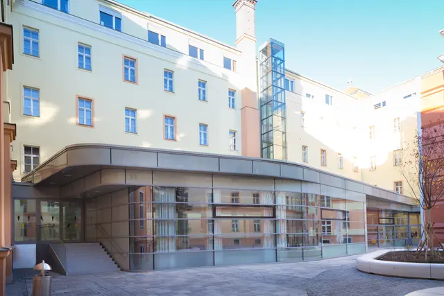 Geschichte trifft Moderne: Der Festsaal fügt sich in den klassischen Altbau ein.