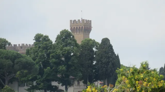 02.06.2026 der mittelalterlichen Torre del Gallo. Galileo Galilei nutzte ihn angeblich für astronomische Beobachtungen während seines Hausarrests