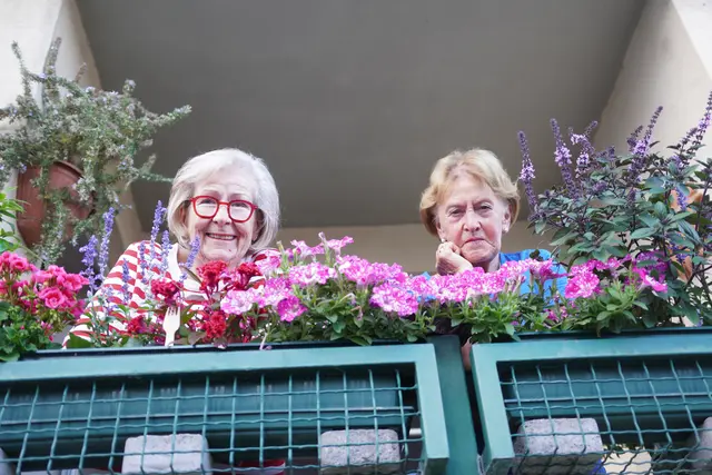 Sonja Wlassak und Edith Adam führten sich den Lauf vom Balkon aus zu Gemüte.