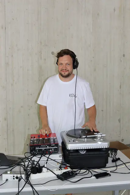 DJ Testa (Lukas Ljubanovic) sorgte für stimmige Beats beim Sommerfest.  | Foto: Elisabeth Zangerl
