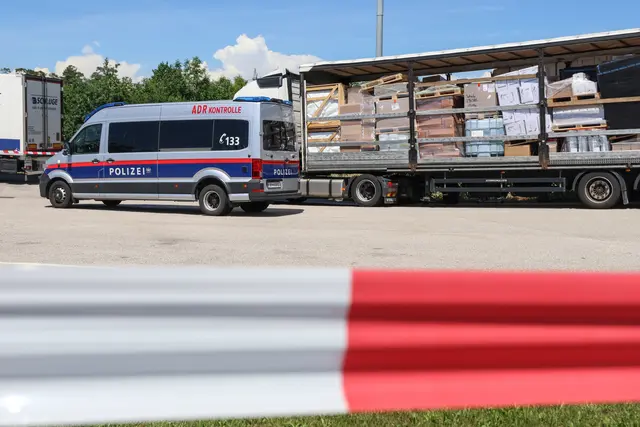 Bei Polizeikontrolle: Brennbare Flüssigkeit lief aus einem Lkw am Welser ÖBB-Terminal. | Foto: laumat.at