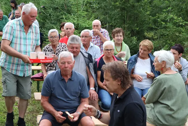 Zur Agape gab es Weißbrot mit Rosinen und Getränke | Foto: Gerhard Langmann