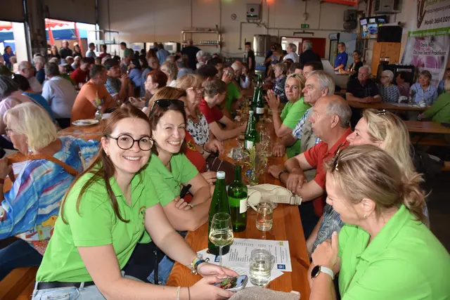 Menschen auf Heurigengarnituren