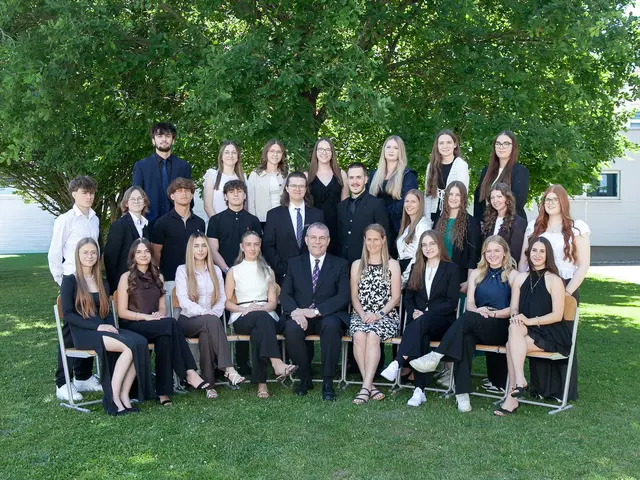 1. Reihe (v.l.): Johanna Reiter, Tabea Panhuber (G), Alena Mujakic, Mina Kuppler, Direktor Roland F. Berlinger, Klassenvorständin Elfriede Hofmann, Jana Schasching, Emely Zoitl, Sarah Maria Patrascu
2. Reihe (v.l.): Danil Horokhov, Nicole Kast, Matthias Grünzweil, Philipp Hartl, Julian Lang, Tim Burgstaller (A), Lisa-Marie Hintringer, Romina Riederer-Winkler, Natalie Krenn, Valentina Peinbauer
3. Reihe (v.l.): Ali Ozdayev, Johanna Gabriel (A), Sophie Grüblinger, Anna Leithner (A), Elena Hanner, Sophia Steininger, Julia Hintringer (G)

Nicht am Foto: Hannah Bauer | Foto: GMR