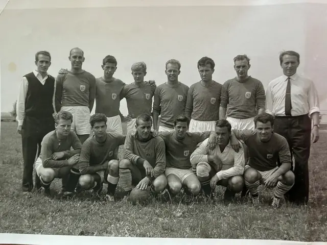 Die Kampfmannschaft des SV Lochau Anfang der 1960er Jahre mit Linus Degasperi, Josef Denifl, Günther Amann, Karl Gamper, Anton Amann und Elmar Pechlaner (vorne von links); Franz Schmid, Pino Reichhalter, Roland Schlattinger, Reinhard Jäger, Franz Forstinger, Lois Degasperi, Norbert Ill und Adolf Schmid. | Foto: Manfred Schallert