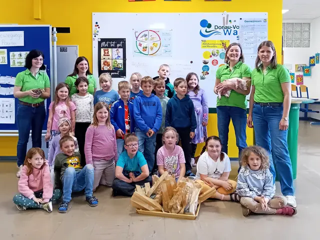 Die Schüler der 1. Klasse der Donauvolksschule Wallsee mit den Bäuerinnen Elisabeth Schadauer, Gemeindebäuerin Theresia Reitbauer, Anna Grünling und Lucia Zarl. | Foto: Bäuerinnen Wallsee-Sindelburg