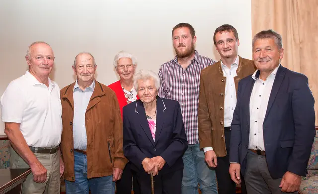 Maria Bruckner (Mitte): Es gratulierten Josef Neuwirth, Johann Mayerhofer und Gisela Bruckner, Patrick Bruckner und Klaus Binder sowie Gemeinderat Josef Grünstäudl.  | Foto: Stadtgemeinde Zwettl