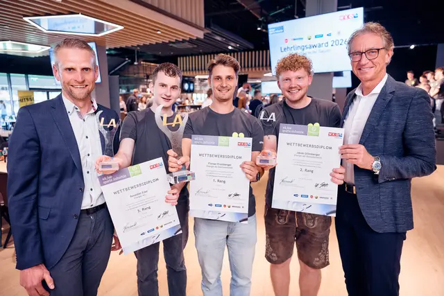 Matthias Pesendorfer (Leiter der Lehrwerkstatt), Benedikt Eder, Florian Promberger, Jakob Gillesberger und CEO Leonhard Schitter (v.l.). | Foto: Energie AG/Mathias Lauringer