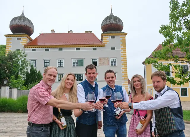 Über regen Besuch beim Heurigenfest im Schlosspark freuen sich Winzer Robert Routil, Sabrina Kohlert, Bürgermeister Christian Macho, Ardiane Murig, Stephan Ednitsch und Michael Taufratzhofer.
 | Foto: Claudia Reisinger