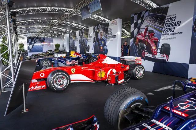 Die legendären Boliden gibt es auch in der Fanzone.