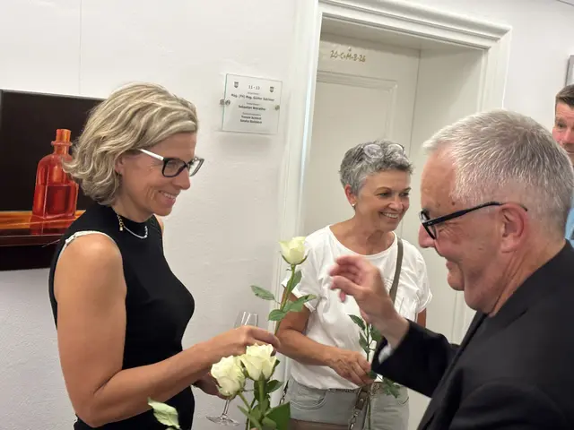 Auch die Bürgermeisterin aus Jungholz, Katrina Konrad,  war zur Ausstellung "ihres" Gemeindebürgers gekommen. Robert Pacher begrüßte sie - so wie alle Damen die zur Vernissage gekommen waren - mit einer Blume. | Foto: MeinBezirk