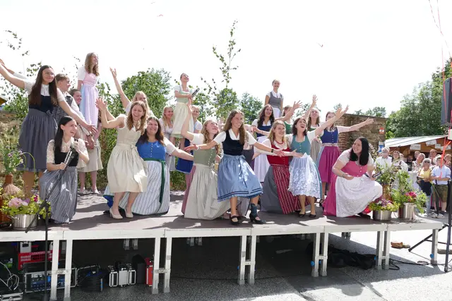 Wie immer ein Höhepunkt beim Genußkirtag, die Modenschau der Schülerinnen und Schüler in ihren selbst geschneiderten Trachten und Kleidern | Foto: Putz