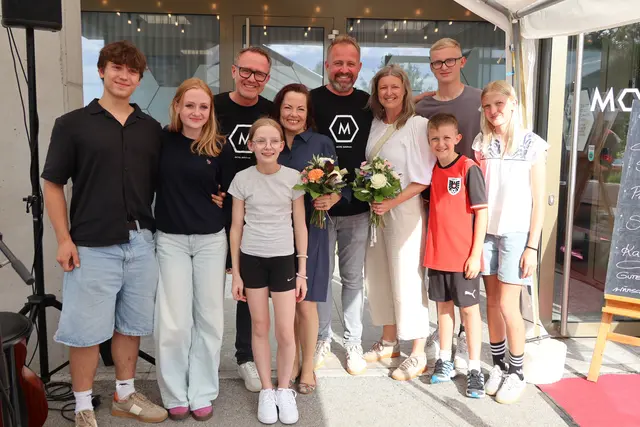 Willi und Harald Sickinger vom Motel Schlafraum (mitte) mit ihren Familien. | Foto: MeinBezirk/Constance Haslberger