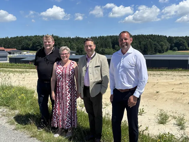 Johannes und Karin Kreuzer mit Landesrat Manfred Haimbuchner (2. v. r.) und Bürgermeister Christian Gmundner (r.) vor dem neuen Standort. | Foto: David Ebner/MeinBezirk