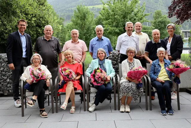 Die bei der Feier anwesenden Jubelpaare, die Männer stehen hinter ihren jeweiligen Gattinnen (v.l.): Monika und Anton Pohl, Isabella und Peter Kraly, Ingeburg und Anton Ortner, Brigitte und Peter Wacker sowie Christine und Werner Zorzi. Mit am Bild: Bgm. Christian Härting, Bezirkshauptfrau Kathrin Eberle und Organisator Arnold Wackerle. | Foto: Alle Fotos: Marktgemeinde Telfs 