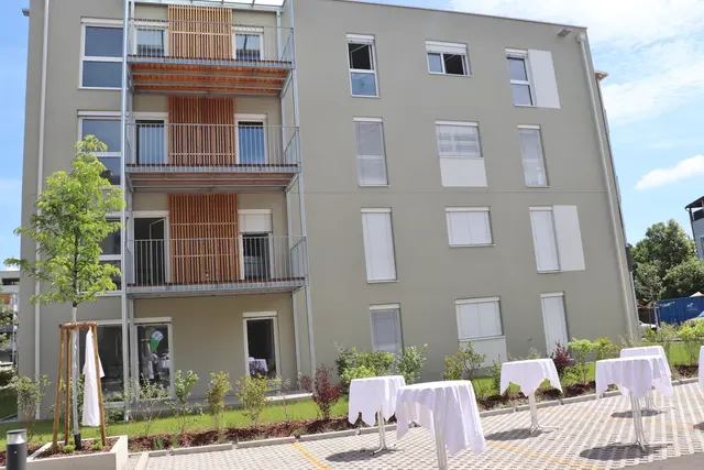 Die neuen Gebäude zeichnen sich durch eine moderne und funktionale Architektur aus und überzeugen durch klare Linien und eine kompakte Bauweise. Auffallend sind die großflächigen Holzpaneele, die die Nachhaltigkeit des gesamten Projekts zusätzlich unterstreichen.  | Foto: Edith Ertl