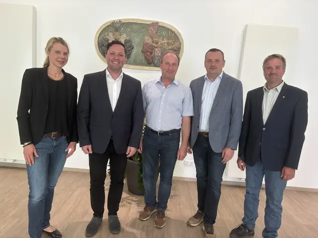 Historisch: Nina Pölzl und Stefan Fieger (r.) mit den Bürgermeistern Markus Tafeit, Peter Bacher und Christian Wolf.