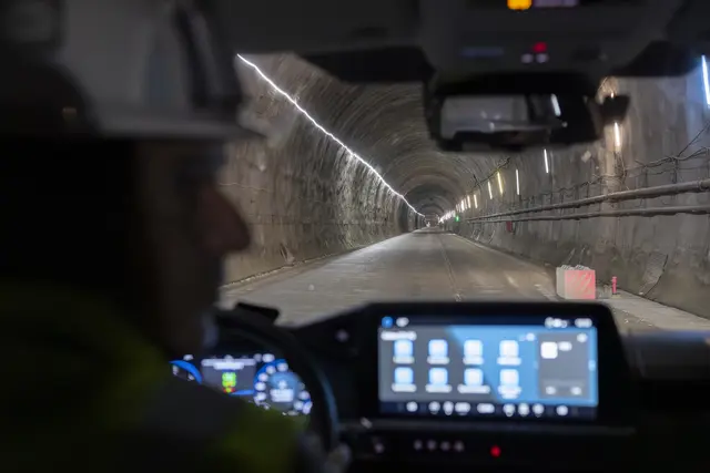Zu Beginn der Landeshauptleutekonferenz in Innsbruck werfen die Landeshauptleute einen Blick in den Brennerbasis-Tunnel. | Foto: Land Tirol/Sedlak