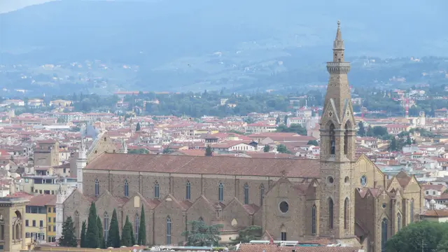 02.06.2026 Basilika Santa Croce,  man sieht den Anbau der neugotischen Fassade links von Nicolò Matas (1863)