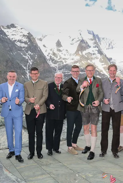 Feierliche Banddurchschneidung zur Eröffnung der neuen Ausstellung „Gipfeltreffen Eurer Majestäten“ auf der Kaiser-Franz-Josefs-Höhe. (v.l.n.r.:) Klaus Panholzer (Geschäftsführer Schönbrunn Group und Präsident Austrian Leading Sights), LH-Stv. Martin Gruber (Land Kärnten), Markus Emanuel Salvator von Habsburg-Lothringen (Urenkel von Kaiser Franz Joseph I und Kaiserin Elisabeth), LR Maximilian Aigner (Land Salzburg), Johannes Hörl (Vorstand Großglockner Hochalpenstraßen AG) und Martin Lackner (Bürgermeister Gemeinde Heiligenblut am Großglockner)
 | Foto: grossglockner.at / Franz Neumayr