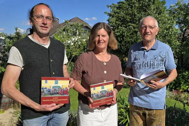 Buchveröffentlichung zum 80-jährigen Bestehen der Erlauftaler Goldhaubengruppe: Obmann Christian Hörhan mit den Buchautoren Hildegard und Franz Wiesenhofer | Foto: Bernhard Spieslehner/Erlauftaler Goldhaubengruppe