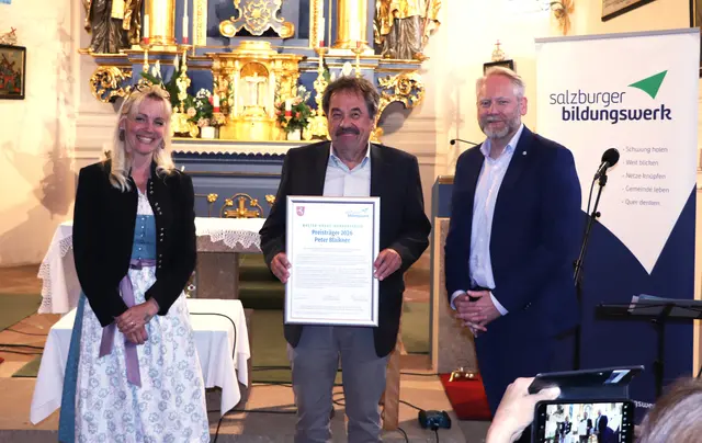 Peter Blaikner erhält den Walter-Kraus-Mundartpreis des Salzburger Bildungswerkes.
v.l.n.r: Waltraud Brandstetter (Bürgermeisterin von Nußdorf), Peter Blaikner, Wolfgang Hitsch (Stv. Direktor, Salzburger Bildungswerk) | Foto: Salzburger Bildungswerk/Marlene Klotz