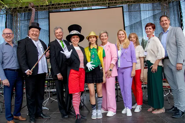 Landesrätin Daniela Winkler, Mattersburgs Bürgermeisterin Claudia Schlager, Musikschuldirektorin und Projektleiterin Katrin Gstöttenabuer, Dirigent Peter Schreiber, Hauptdarstellerin Uschi Zezelitsch, Anna Le Bras-Frenner und Hauptdarsteller Manfred Schweiger, Gerhard Gutschik (Geschäftsführer Burgenländisches Musikschulwerk), Schulqualitätsmanagerin Michaela Seidl und Direktor des BG/BRG Mattersburg Christian Schreiner. | Foto: Landesmedienservice Burgenland