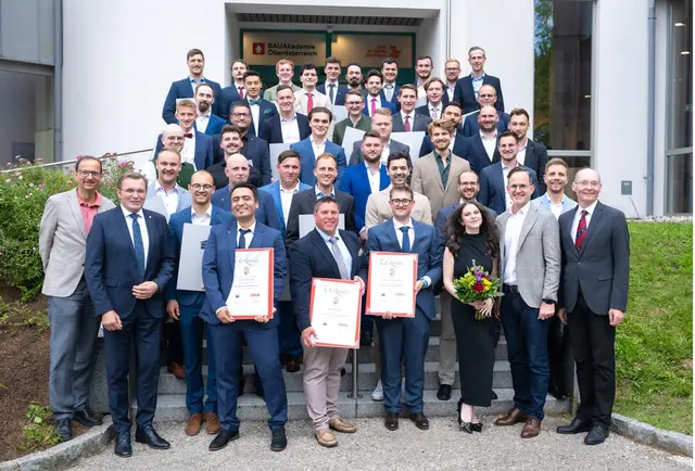 Die neuen Baumeister mit Landesinnungsmeister Bau Wolfgang Holzhaider (l.), LAbg. Georg Ecker (2. v. l.), WKOÖ-Vizepräsident Michael Pecherstorfer (3. v. r.), Innungsgeschäftsführer Markus Hofer (r.) | Foto: Röbl