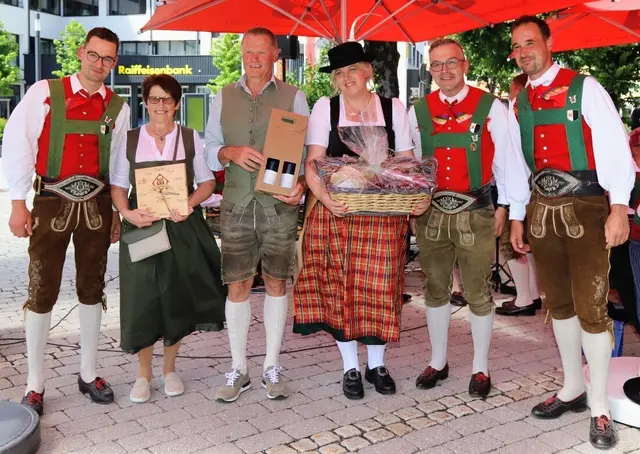 Die Musikkapelle Lajen überreichte als Zeichen der langjährigen Freundschaft mit der Bauernmusik St. Johann ein Jubiläumsgeschenk. | Foto: Bauernmusik St. Johann