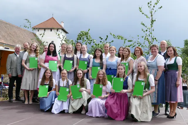 Die Schülerinnen mit ihren Zertifikaten und den Ehrengästen | Foto: Putz