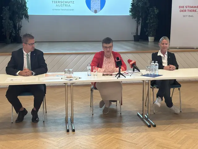 Bürgermeister Florian Pfaffelmaier, TSA-Präsidentin Madeleine Petrovic und Tierschutzbeauftragte Pamela Dettmann-Zezula. | Foto: Schauer