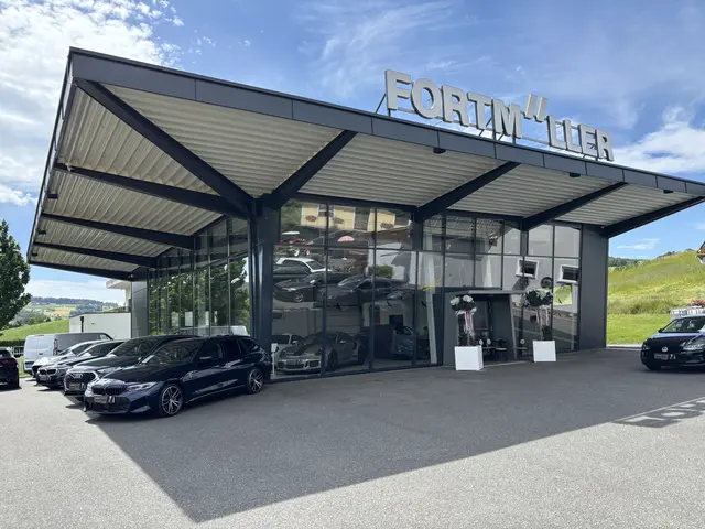 In und um eine Ausstellungshalle wurden Autos geparkt.