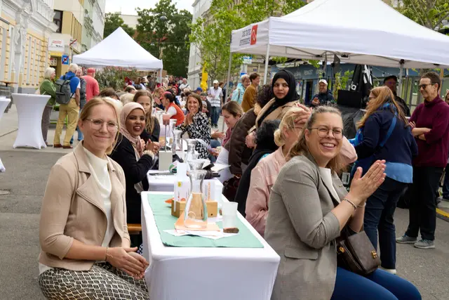 Zahlreiche Menschen versammelten sich am Yppenplatz, um die Projekte zu ehren.  | Foto: Die Tafel Österreich/Thomas Topf