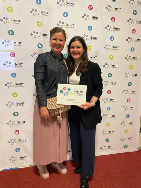 (v.l.) Kindergartenleiterin Monika Farbmacher-Holčzik und Pädagogin Stefanie Bichler nahmen das MINT-Gütesiegel bei der Gala in Wien entgegen. | Foto: Markus Prantl